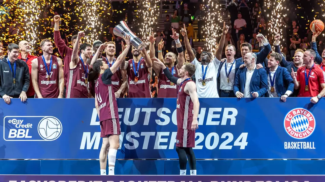 Der FC Bayern München gewann bei Alba Berlin und feierte die deutsche Meisterschaft. - Bild: Andreas Gora/dpa
