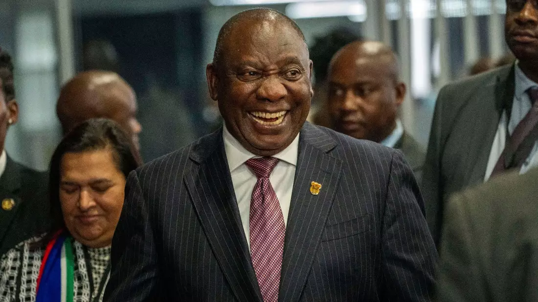 Südafrikas Präsident Cyril Ramaphosa ist von dem neu gewählten Parlament des Landes für eine zweite Amtszeit bestätigt worden. - Bild: Jerome Delay/AP/dpa