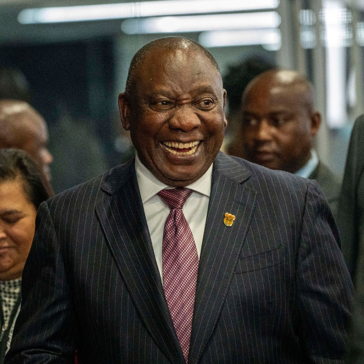 Südafrikas Präsident Cyril Ramaphosa ist von dem neu gewählten Parlament des Landes für eine zweite Amtszeit bestätigt worden. - Foto: Jerome Delay/AP/dpa