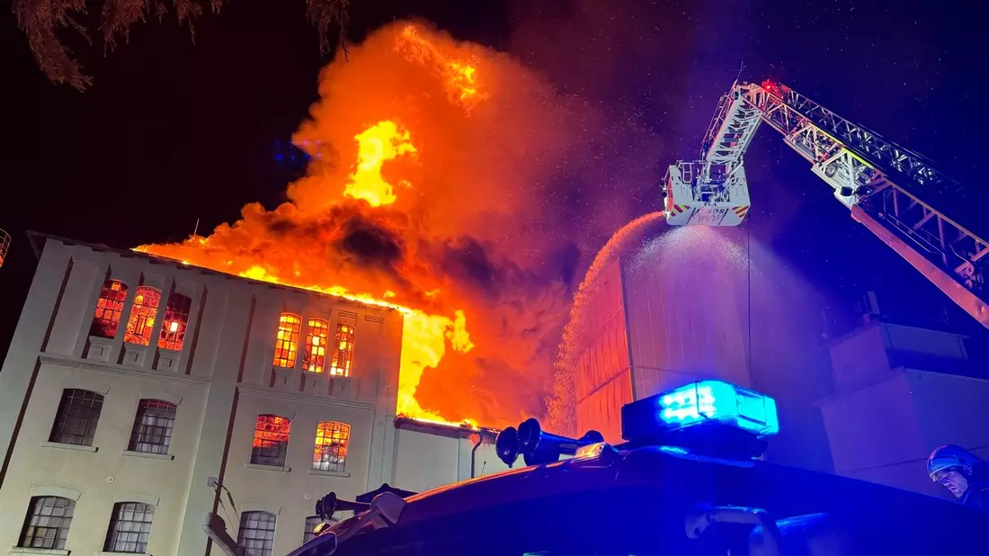 FW Kreis Soest: Großbrand zerstört Mühlengebäude / 350 Einsatzkräfte bekämpfen Großbrand in Möhnesee-Wippringsen - Bild: presseportal.de
