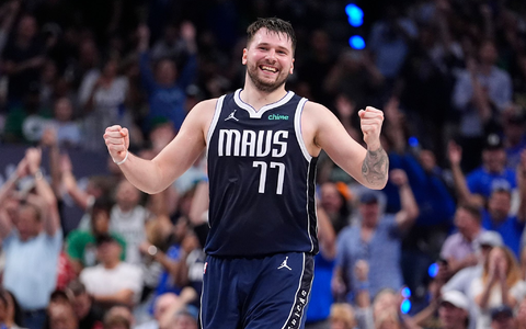 Superstar Luka Doncic von den Dallas Mavericks jubelt über den Sieg gegen die Boston Celtics. - Foto: Julio Cortez/AP/dpa