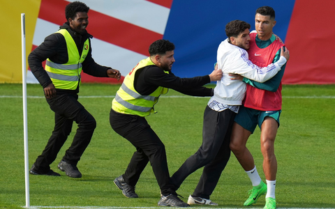 Ein Fan sprintet in GĂŒtersloh auf den Trainingsplatz und umarmt Portugals Superstar Cristiano Ronaldo. - Foto: Hassan Ammar/AP/dpa Ein Fan sprintet in GĂŒtersloh auf den Trainingsplatz und umarmt Portugals Superstar Cristiano Ronaldo. - Foto: Hassan Ammar/AP/dpa