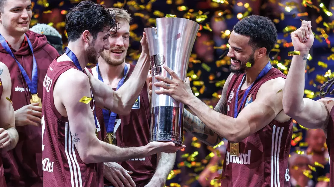 Die Spieler des FC Bayern feiern die deutsche Meisterschaft. - Bild: Andreas Gora/dpa