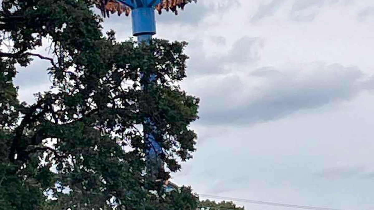 Das Fahrgeschäft bleibt mit den Fahrgästen kopfüber stecken - die Ursache ist noch nicht bekannt. - Foto: Tieanna Joseph Cade/AP/dpa