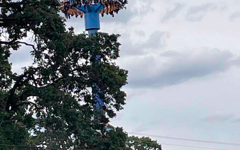 Das Fahrgeschäft bleibt mit den Fahrgästen kopfüber stecken - die Ursache ist noch nicht bekannt. - Foto: Tieanna Joseph Cade/AP/dpa