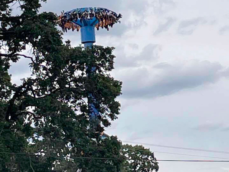 Das Fahrgeschäft bleibt mit den Fahrgästen kopfüber stecken - die Ursache ist noch nicht bekannt. - Foto: Tieanna Joseph Cade/AP/dpa