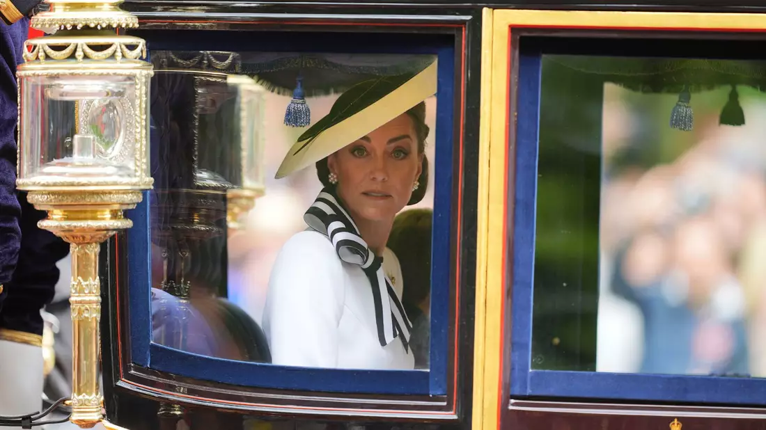 Kate fährt in der Kutsche entlang der Mall zur «Trooping the Colour»-Zeremonie auf der Horse Guards Parade. - Bild: James Manning/PA/AP