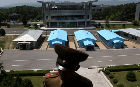 Ein nordkoreanischer Soldat vor einem Gebäudekomplex auf der südkoreanischen Seite der Grenze in der demilitarisierten Zone (DMZ). - Foto: Dita Alangkara/AP/dpa