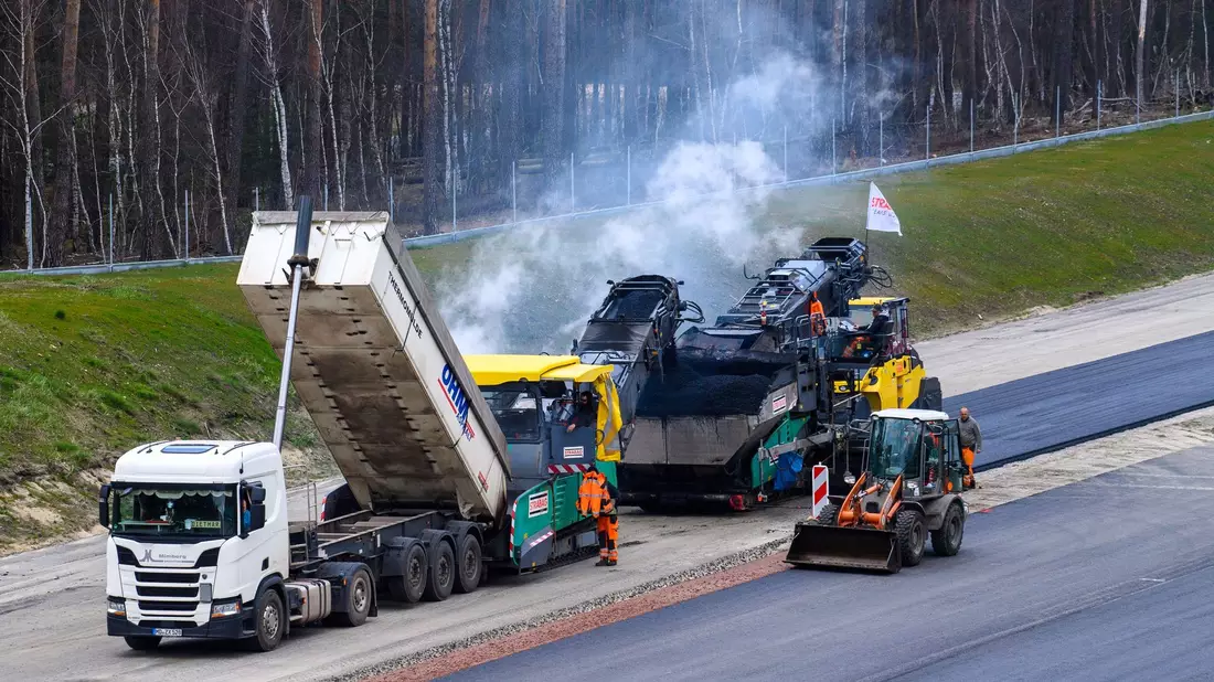 Arbeiter asphaltieren neue Abschnitte der Autobahn 14. - Bild: Klaus-Dietmar Gabbert/dpa