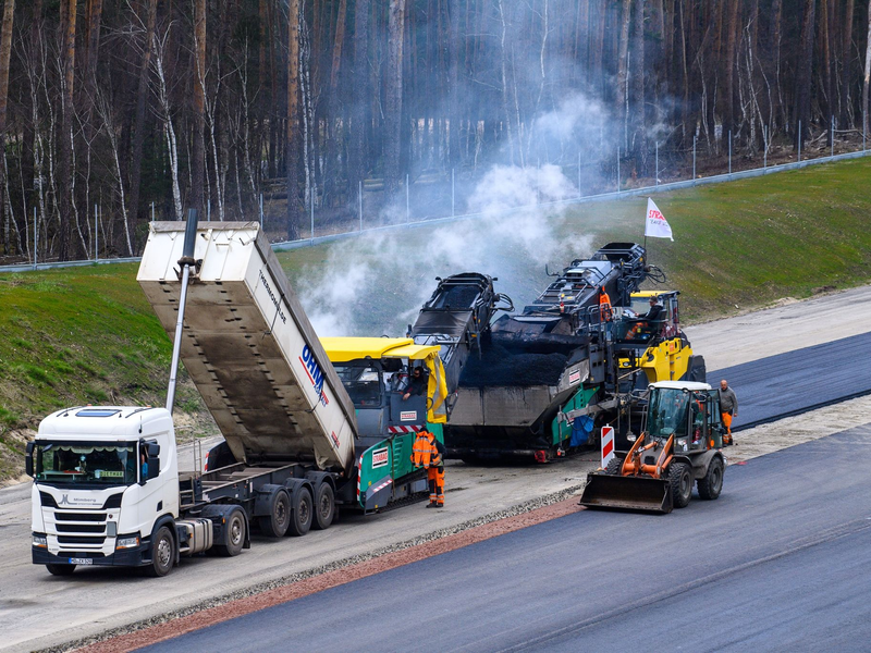 Arbeiter asphaltieren neue Abschnitte der Autobahn 14. - Foto: Klaus-Dietmar Gabbert/dpa