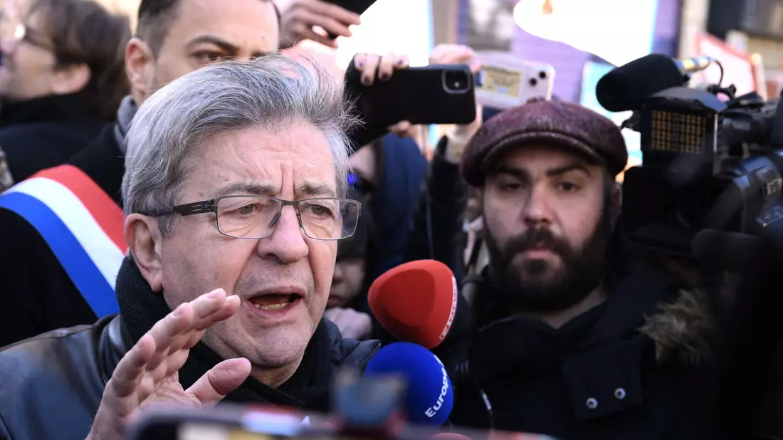 Jean-Luc Mélenchon (l.), Mitglied der linken Partei La France Insoumise (LFI), im Gespräch mit Medienvertretern. - Bild: Nicolas Tucat/AFP/dpa