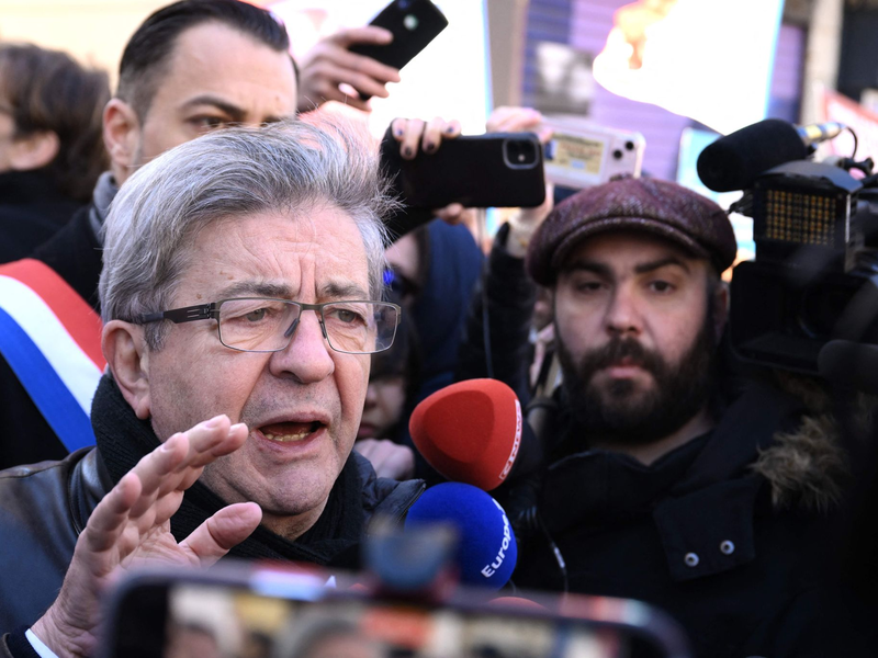 Jean-Luc Mélenchon (l.), Mitglied der linken Partei La France Insoumise (LFI), im Gespräch mit Medienvertretern. - Foto: Nicolas Tucat/AFP/dpa
