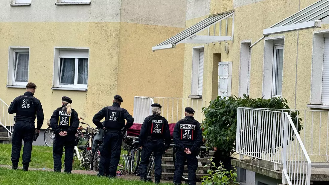 Polizisten am Einsatzort in Wolmirstedt in Sachsen-Anhalt. - Bild: Thomas Schulz/dpa