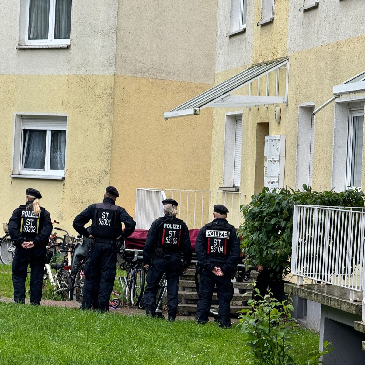 Polizisten am Einsatzort in Wolmirstedt in Sachsen-Anhalt. - Foto: Thomas Schulz/dpa