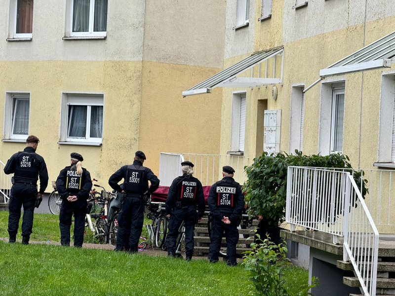 Polizisten haben bei einem Einsatz in Wolmirstedt nördlich von Magdeburg am vergangenen Freitagabend einen Mann erschossen. Dieser hat vorher die Beamten angegriffen. Er starb den Angaben zufolge noch vor Ort. - Foto: Thomas Schulz/dpa