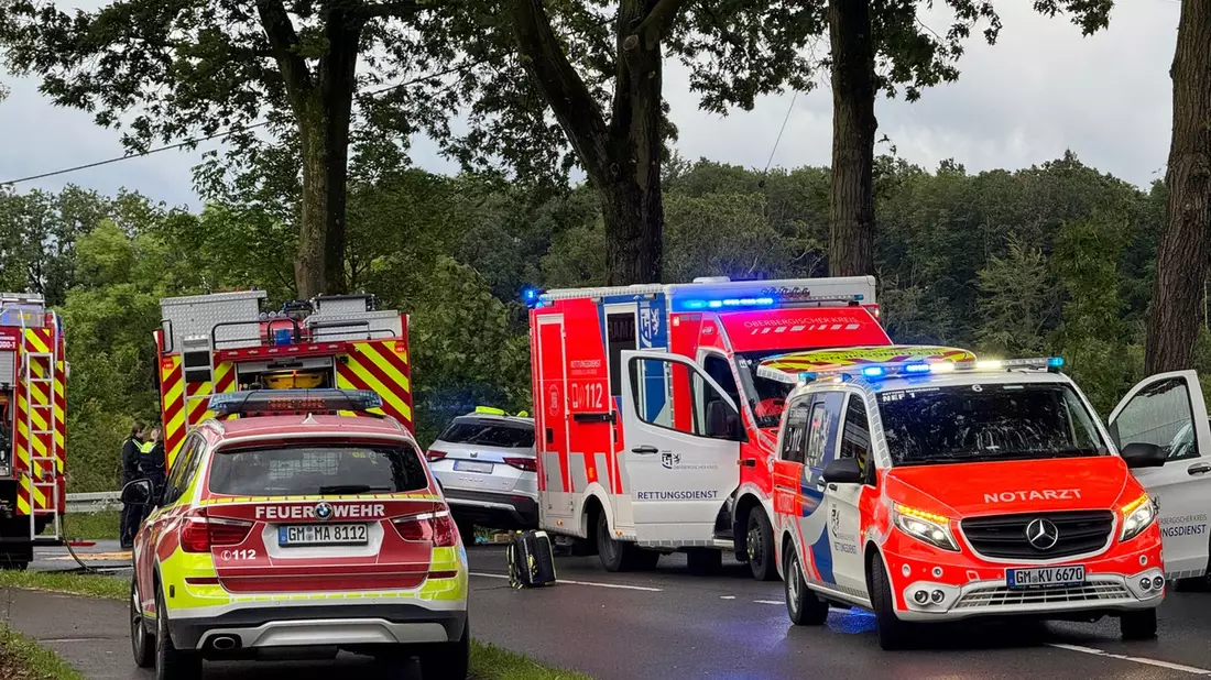 FW Marienheide: PKW prallt frontal gegen Baum - eine Person durch die Feuerwehr aus Fahrzeug befreit - Bild: presseportal.de