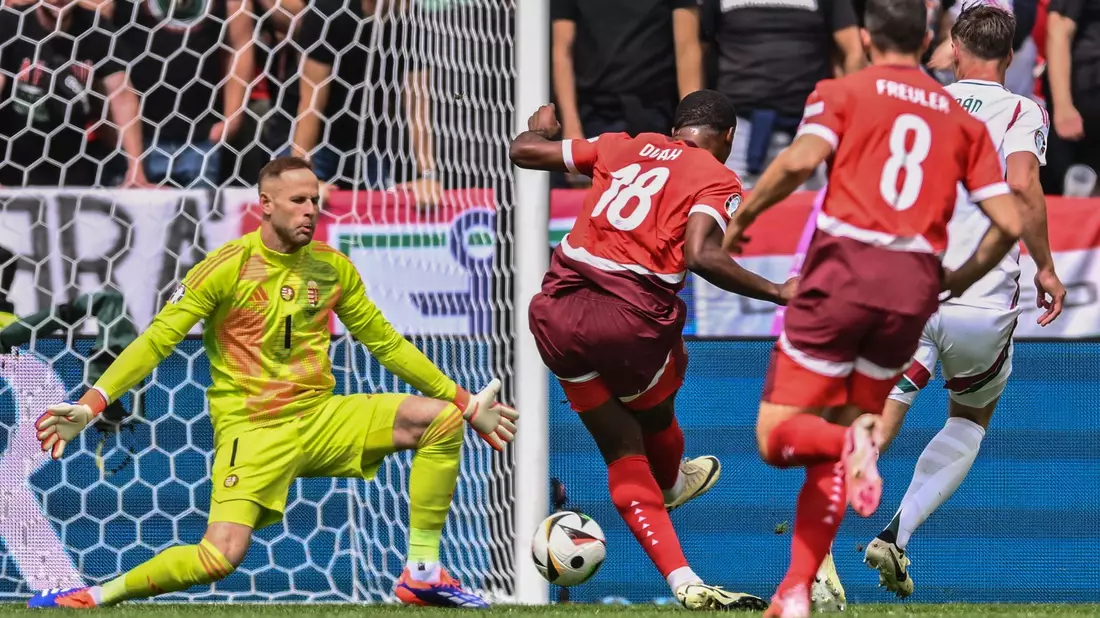 Der Schweizer Kwadwo Duah trifft gegen Ungarns Torhüter Peter Gulacsi zum 1-0. - Bild: Marius Becker/dpa