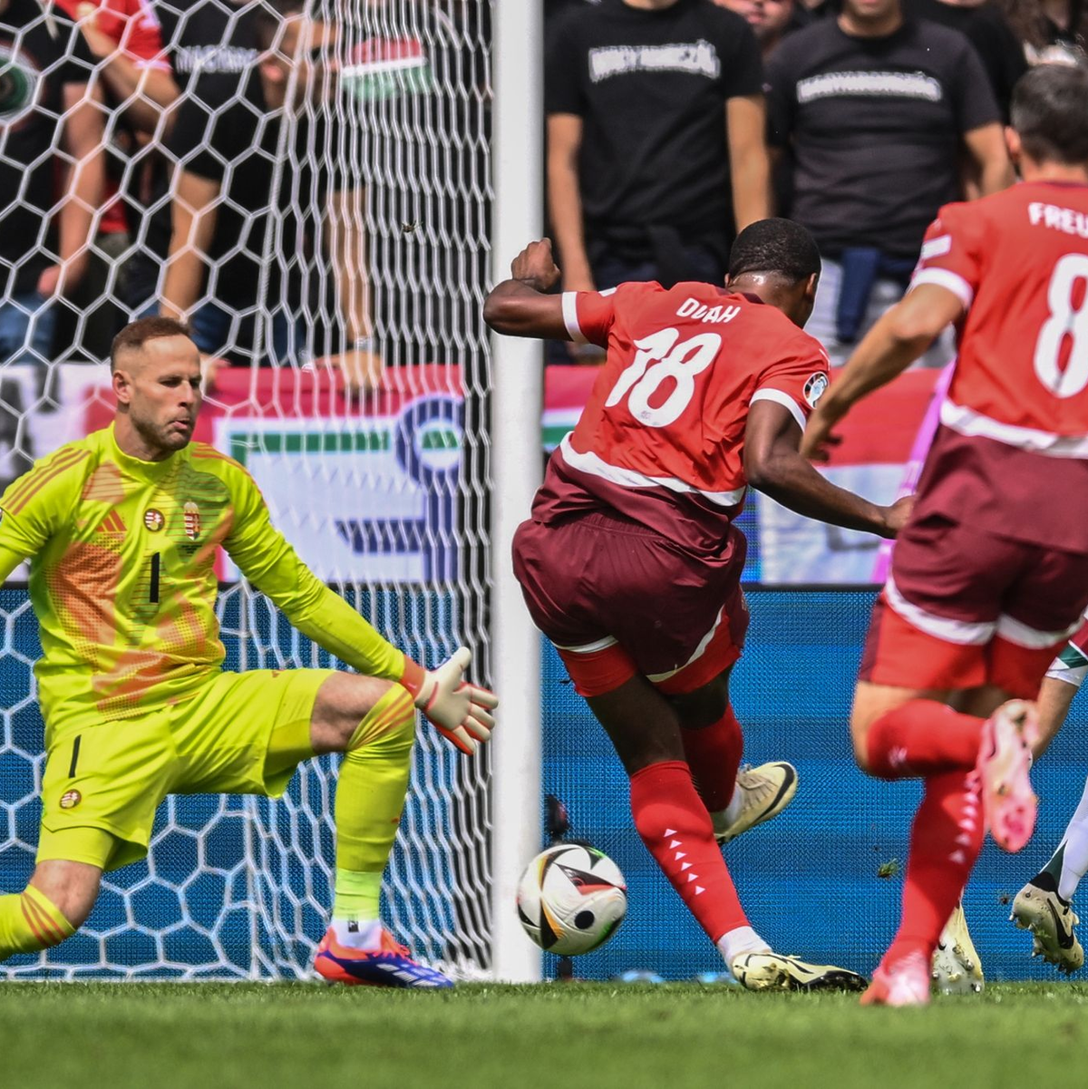 Der Schweizer Kwadwo Duah trifft gegen Ungarns Torhüter Peter Gulacsi zum 1-0. - Foto: Marius Becker/dpa