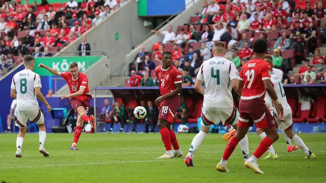 Der Schweizer Michel Aebischer (2.v.l) erzielt das Tor zur 2:0-Führung gegen Ungarn. - Bild: Rolf Vennenbernd/dpa