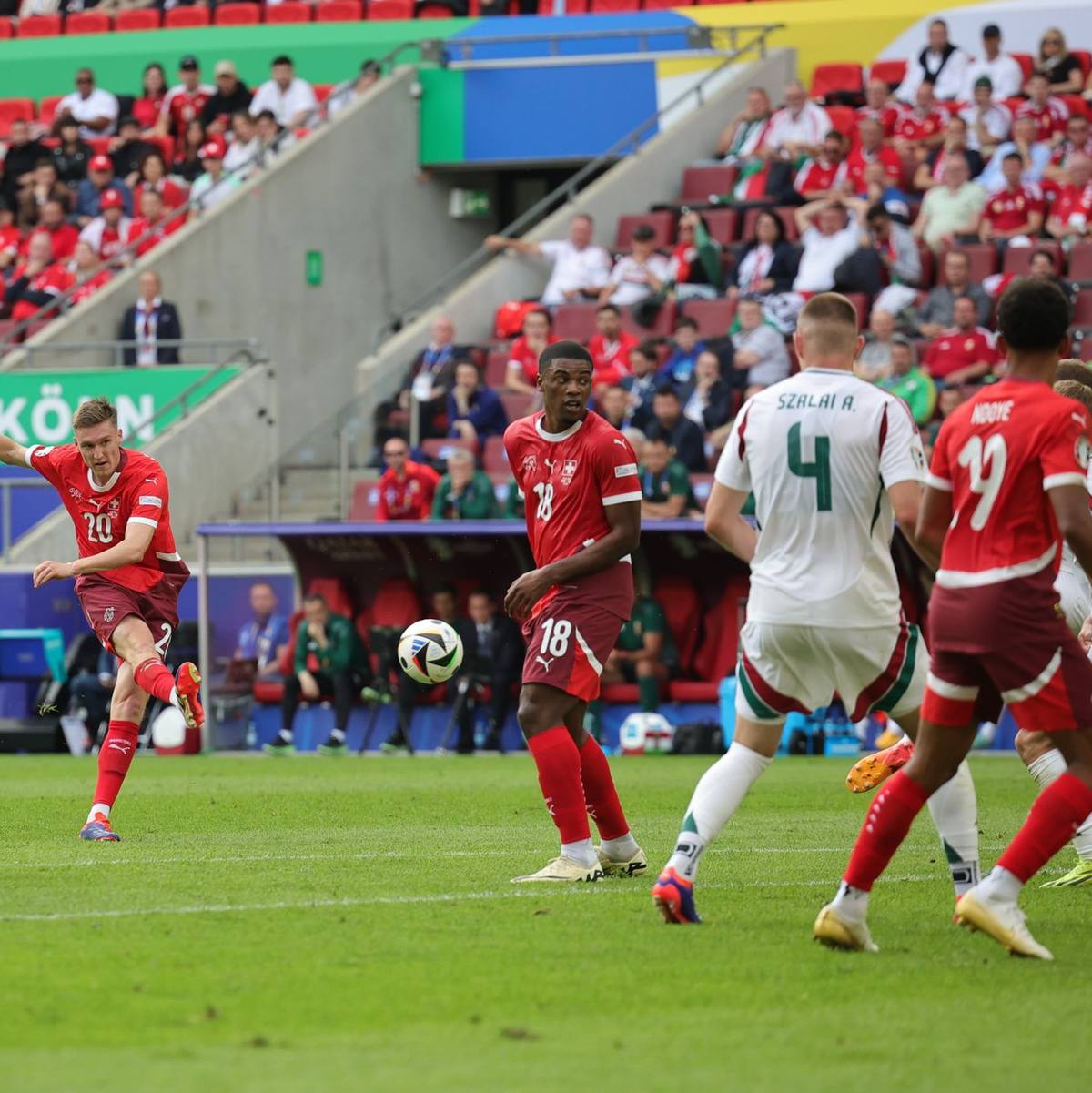 Der Schweizer Michel Aebischer (2.v.l) erzielt das Tor zur 2:0-Führung gegen Ungarn. - Foto: Rolf Vennenbernd/dpa