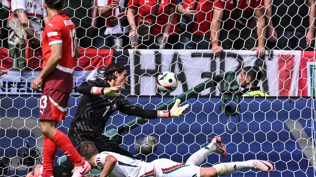 Der Schweizer Schlussmann Yann Sommer (l) kann den Ball von Ungarns Barnabás Varga nicht abwehren. - Bild: Marius Becker/dpa