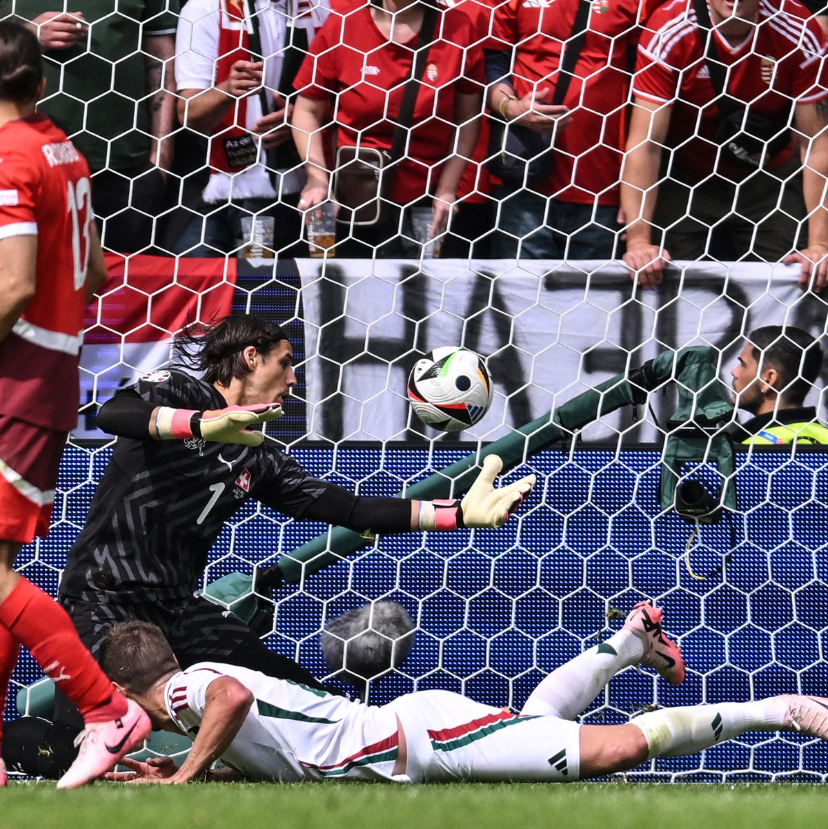 Der Schweizer Schlussmann Yann Sommer (l) kann den Ball von Ungarns Barnabás Varga nicht abwehren. - Foto: Marius Becker/dpa