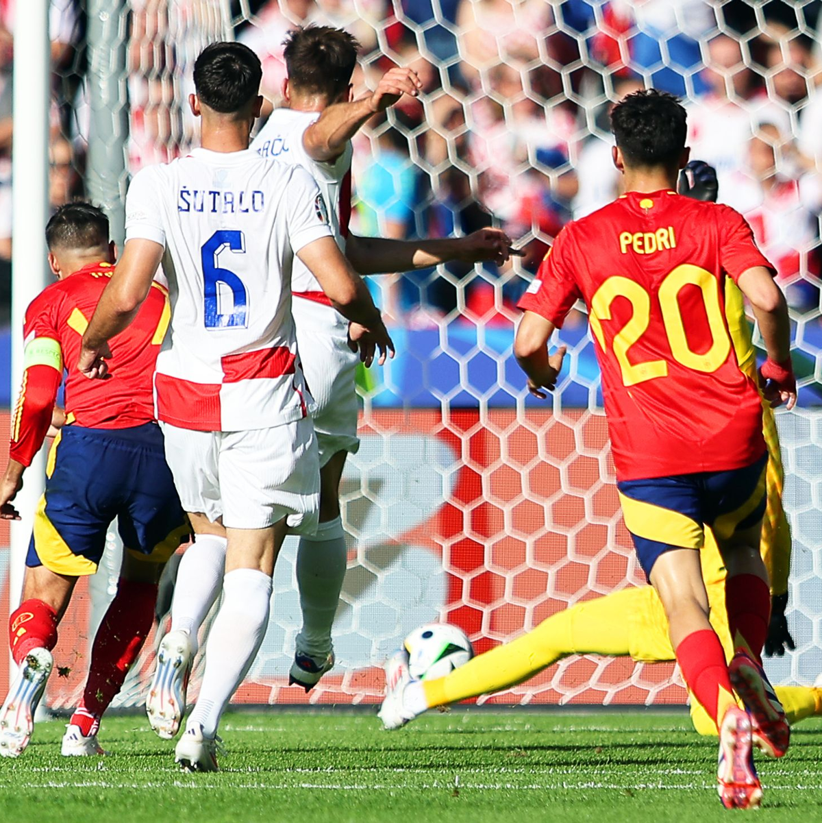 Spaniens Alvaro Morata (l) brachte die Andalusier mit seinem Tor auf die Siegerstraße. - Foto: Andreas Gora/dpa