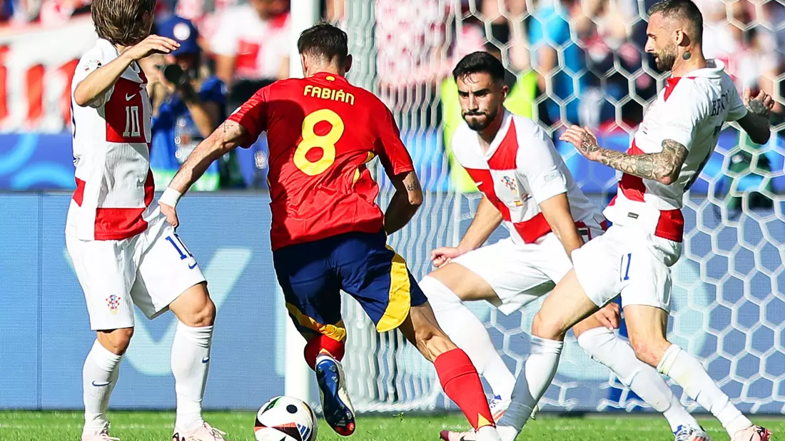 Spaniens Fabian Ruiz (2.v.l) setzt sich zunächst gegen Kroatiens Luka Modric (l-r), Josip Sutalo und Marcelo Brozovic durch und sorgt dann für das zwischenzeitliche 2:0. - Bild: Andreas Gora/dpa