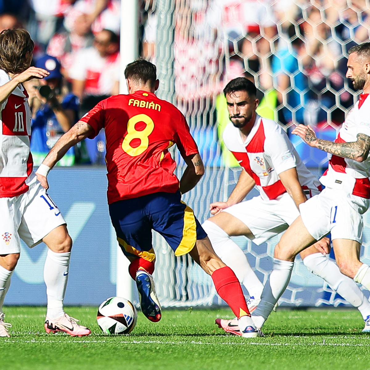 Spaniens Fabian Ruiz (2.v.l) setzt sich zunächst gegen Kroatiens Luka Modric (l-r), Josip Sutalo und Marcelo Brozovic durch und sorgt dann für das zwischenzeitliche 2:0. - Foto: Andreas Gora/dpa