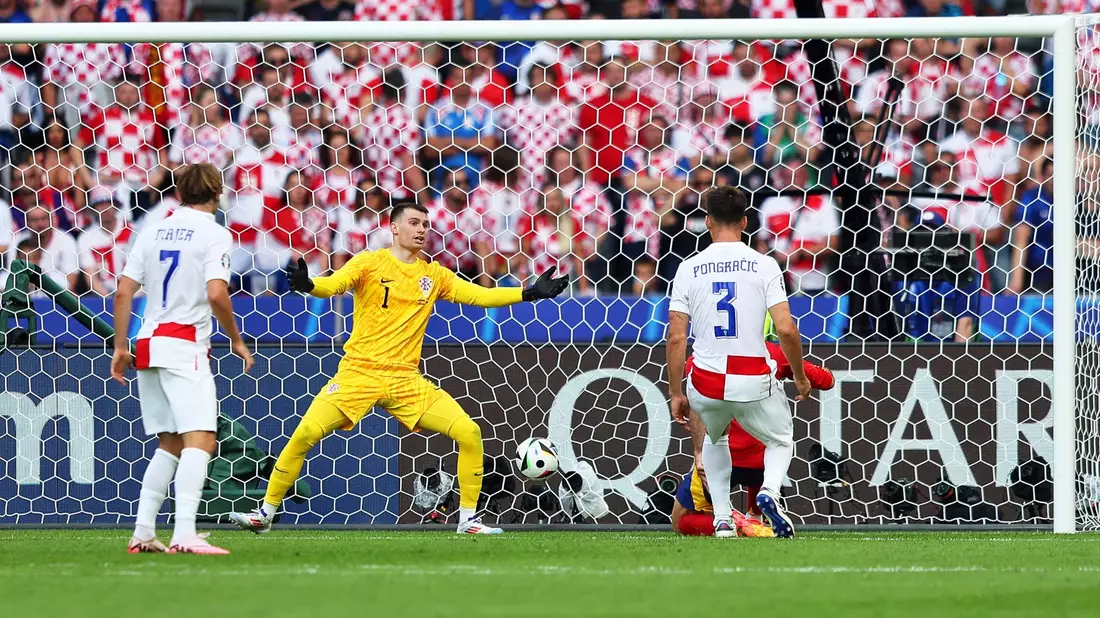 Kroatiens Torhüter Dominik Livakovic (2.v.l) kann das 0:3 durch Spaniens Dani Carvajal (hinten r, verdeckt) nicht verhindern. - Bild: Andreas Gora/dpa