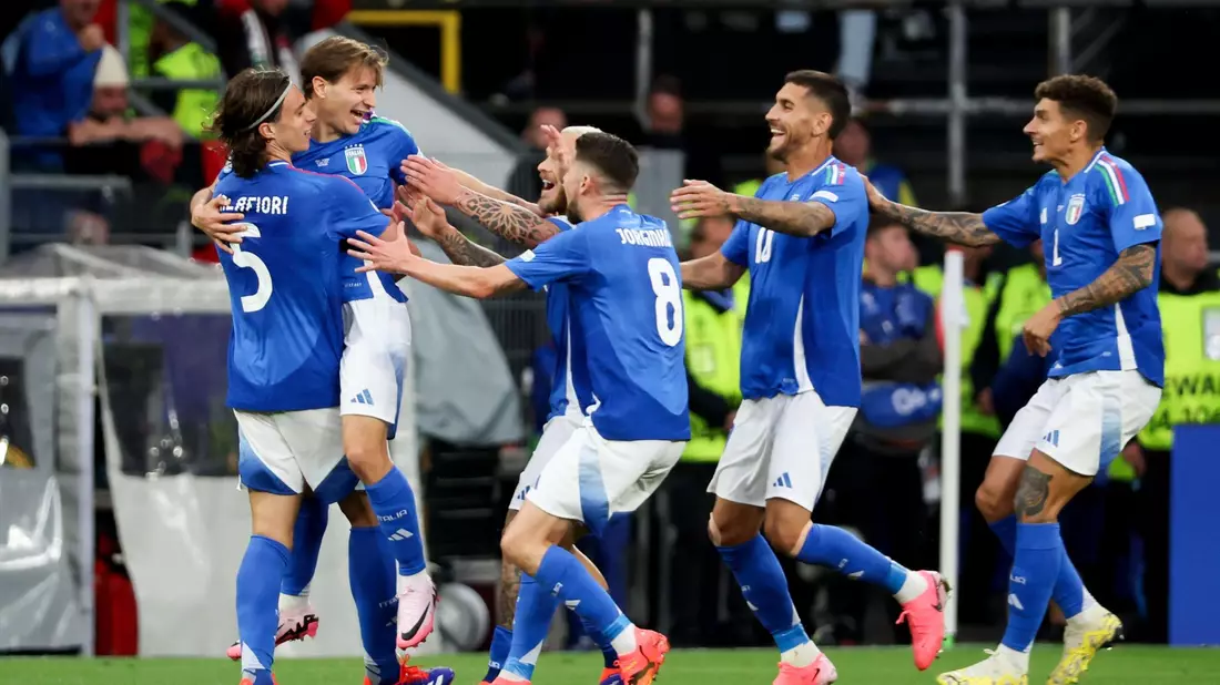 Italiens Nicolò Barella (2vl) wird nach seinem Tor zum 2:1 von den Teamgefährten umjubelt. - Bild: Friso Gentsch/dpa