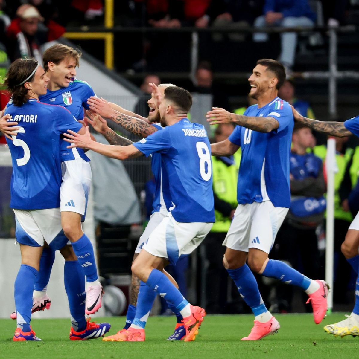 Italiens Nicolò Barella (2vl) wird nach seinem Tor zum 2:1 von den Teamgefährten umjubelt. - Foto: Friso Gentsch/dpa