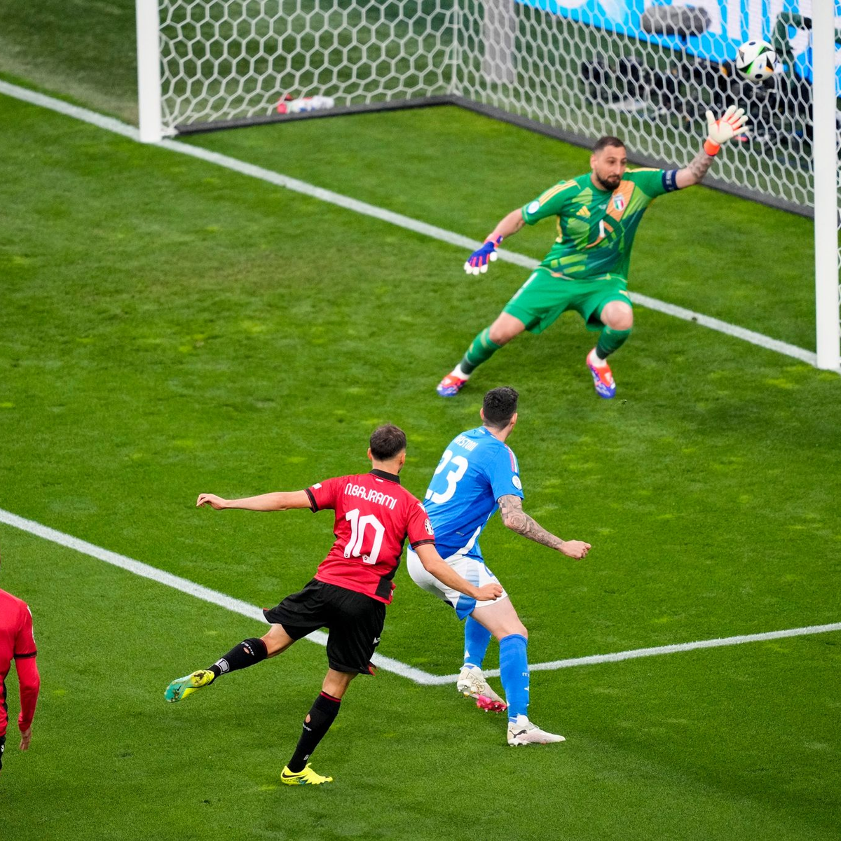 Albaniens Nedim Bajrami (2vl) erzielt nach 22 Sekunden das schnellste Tor der EM-Geschichte. - Foto: Andreea Alexandru/AP
