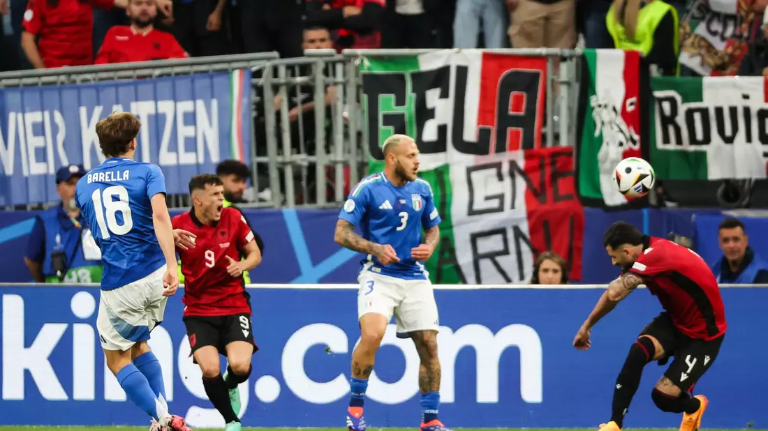 Nicolò Barella (l) sorgte noch vor der Halbzeit für die 2:1-Führung der Squadra Azzurra. - Bild: Friso Gentsch/dpa