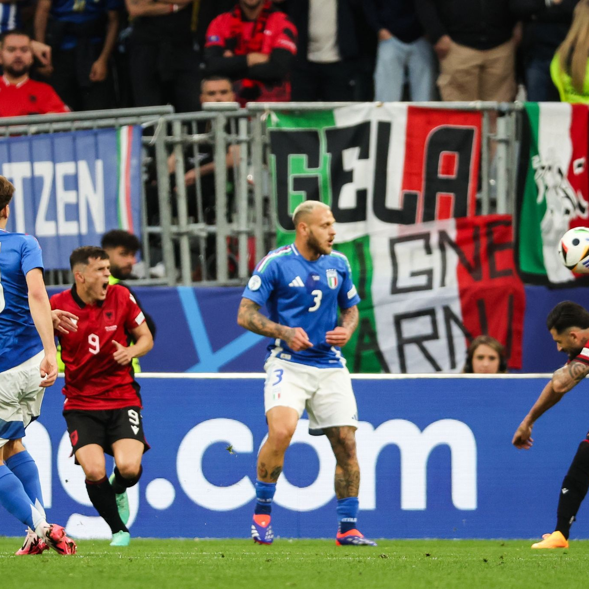 Nicolò Barella (l) sorgte noch vor der Halbzeit für die 2:1-Führung der Squadra Azzurra. - Foto: Friso Gentsch/dpa