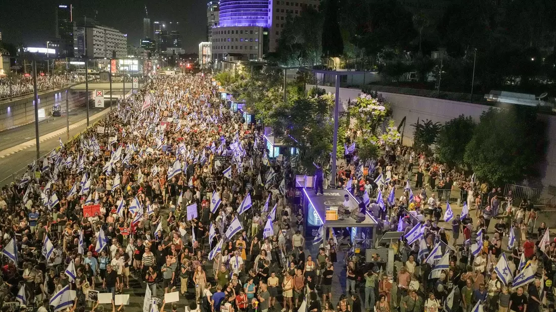 In Tel Aviv und anderen Städten verlangten die Demonstranten von Netanjahu, einem Ende der Kämpfe mit der Hamas als Teil eines Abkommens zuzustimmen. - Bild: Maya Alleruzzo/AP/dpa