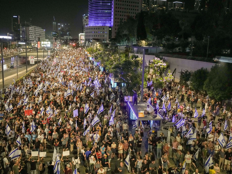 In Tel Aviv und anderen Städten verlangten die Demonstranten von Netanjahu, einem Ende der Kämpfe mit der Hamas als Teil eines Abkommens zuzustimmen. - Foto: Maya Alleruzzo/AP/dpa