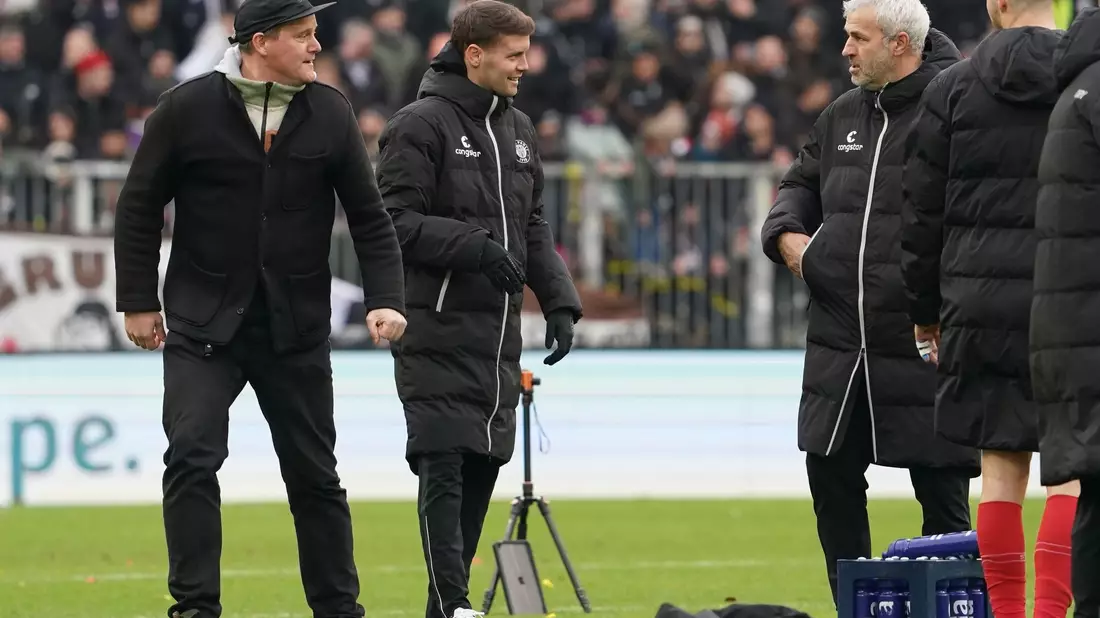 St. Paulis Präsident Oke Göttlich (l) sieht im Abgang von Trainer Fabian Hürzeler auch einen Beleg für gute Arbeit im Club. - Bild: Marcus Brandt/dpa