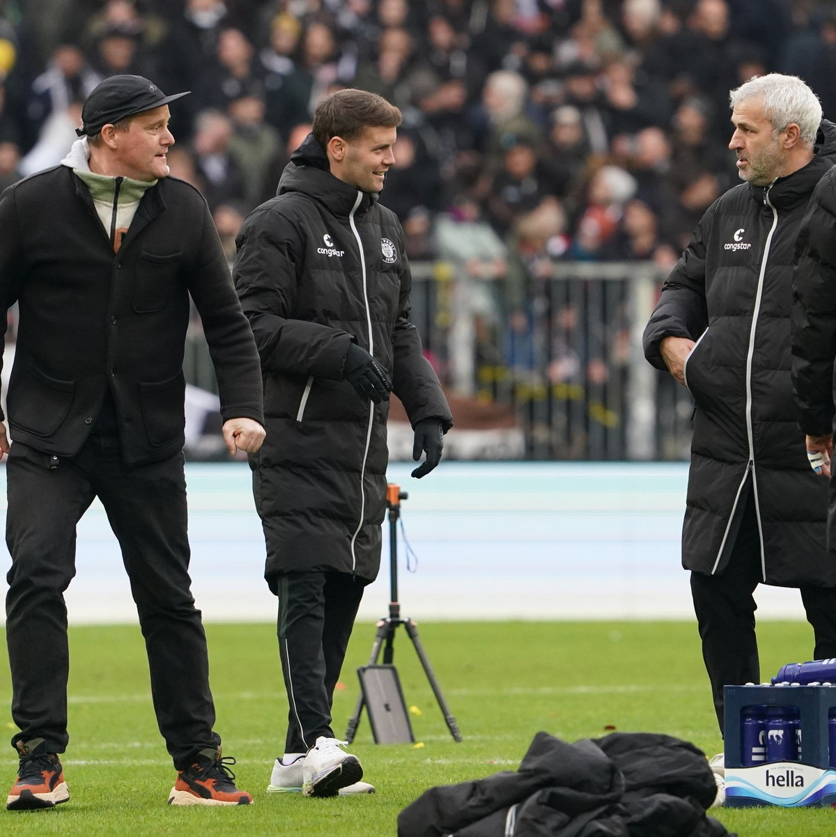St. Paulis Präsident Oke Göttlich (l) sieht im Abgang von Trainer Fabian Hürzeler auch einen Beleg für gute Arbeit im Club. - Foto: Marcus Brandt/dpa