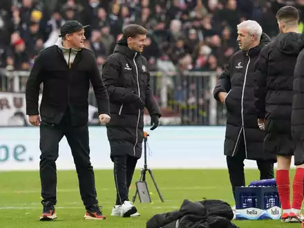 St. Paulis Präsident Oke Göttlich (l) sieht im Abgang von Trainer Fabian Hürzeler auch einen Beleg für gute Arbeit im Club. - Foto: Marcus Brandt/dpa
