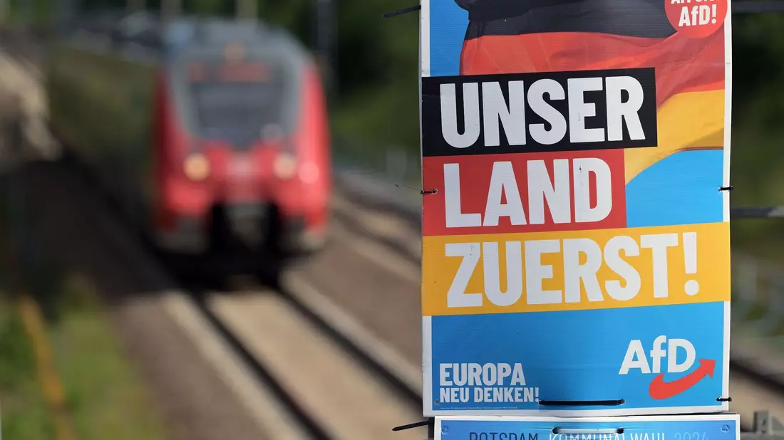 Ein Wahlplakat der AfD für die Europawahl. - Bild: Michael Bahlo/dpa