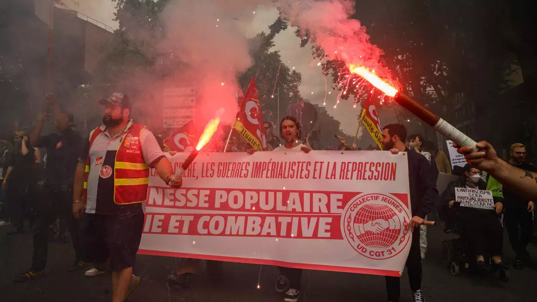 Menschen während einer Anti-Rechts-Kundgebung in Toulouse. - Bild: Ed Jones/AFP/dpa