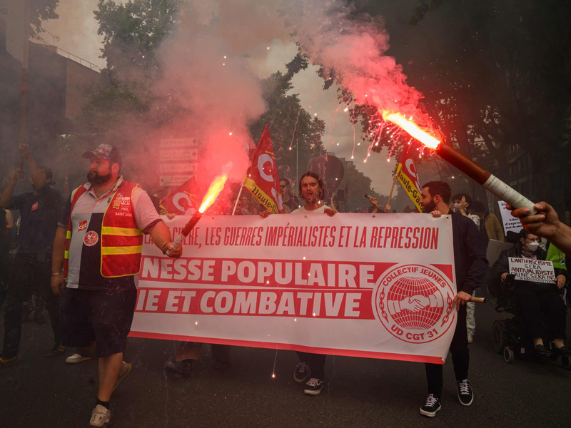 Menschen während einer Anti-Rechts-Kundgebung in Toulouse. - Foto: Ed Jones/AFP/dpa