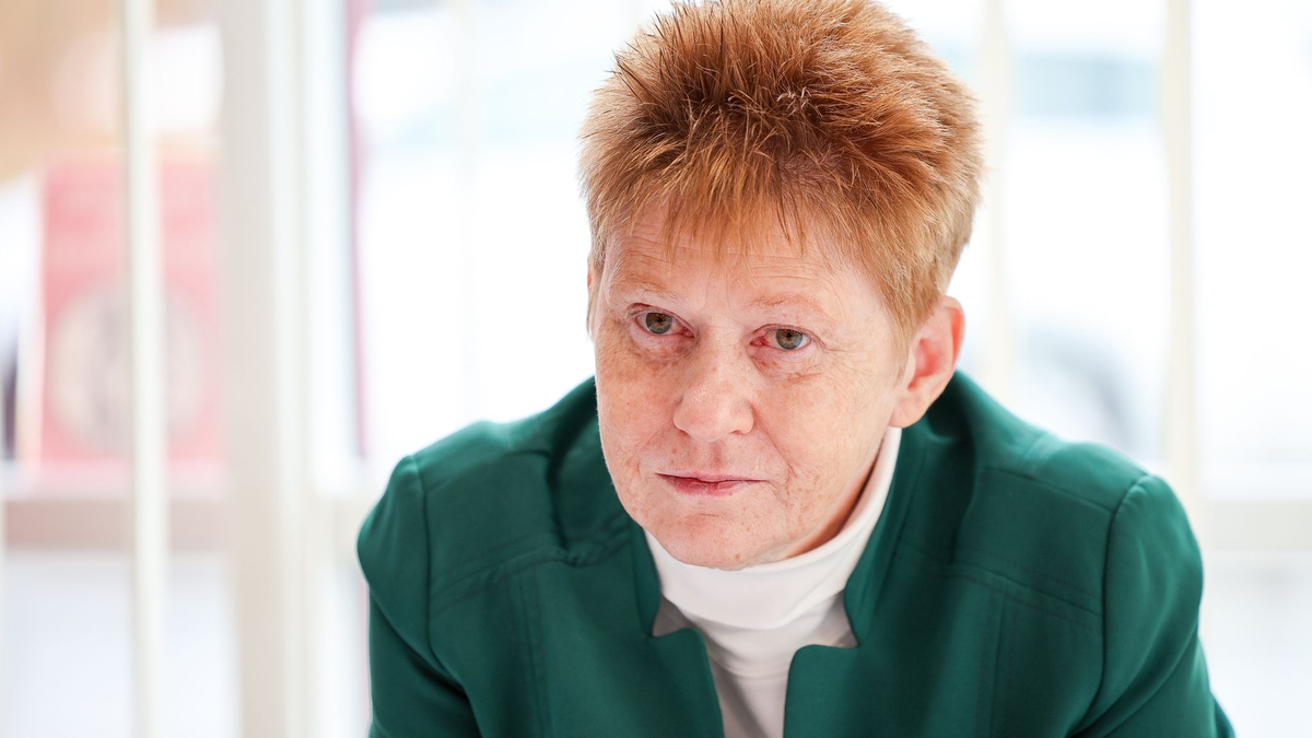 «Nach der Deutschen Einheit wäre die Chance da gewesen für Ost und West und Nord und Süd, sich eine Verfassung anzueignen mit einer Volksabstimmung»: Petra Pau. - Foto: Jan Woitas/dpa