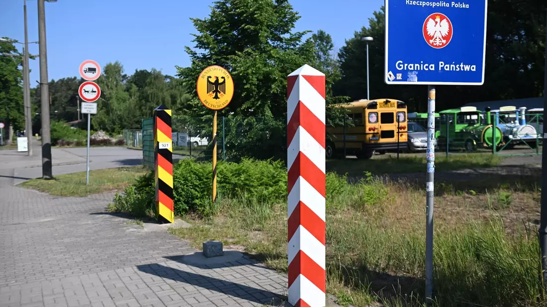 Der deutsch-polnische Grenzübergang Swinoujscie-Ahlbeck. - Bild: Marcin Bielecki/PAP/dpa