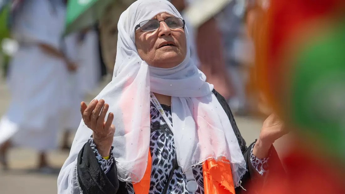 Eine betende Muslimin auf dem Berg Arafat, auch bekannt als Jabal al-Rahma (Berg der Barmherzigkeit) in Mekka. - Bild: Saudi Press Agency/dpa