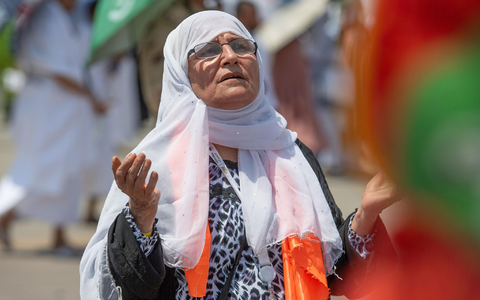 Eine betende Muslimin auf dem Berg Arafat, auch bekannt als Jabal al-Rahma (Berg der Barmherzigkeit) in Mekka. - Foto: Saudi Press Agency/dpa