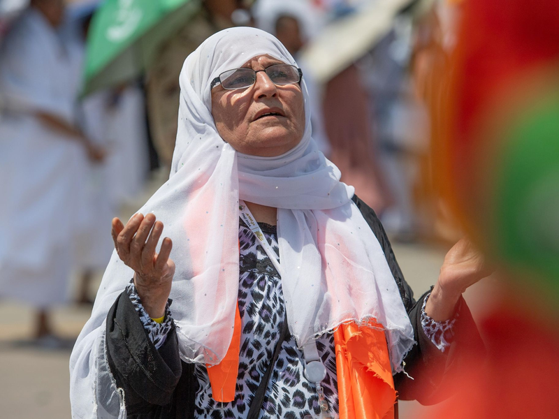 Eine betende Muslimin auf dem Berg Arafat, auch bekannt als Jabal al-Rahma (Berg der Barmherzigkeit) in Mekka. - Foto: Saudi Press Agency/dpa