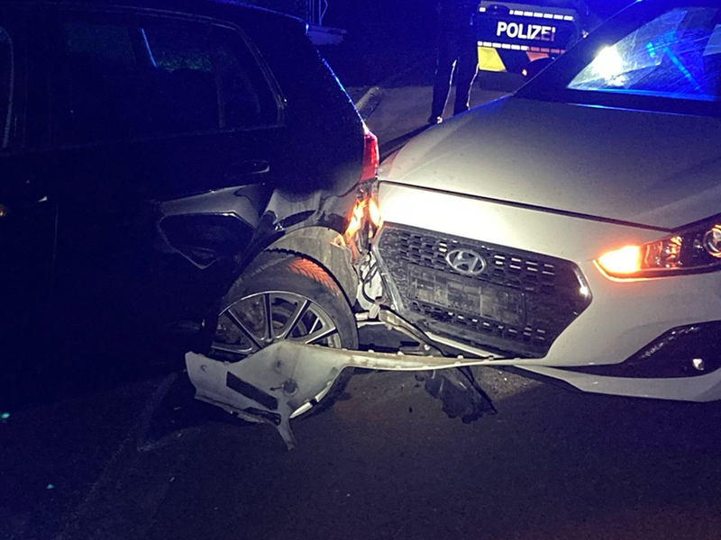 POL-GM: Alkoholisiert in geparktes Auto gekracht - Foto: presseportal.de
