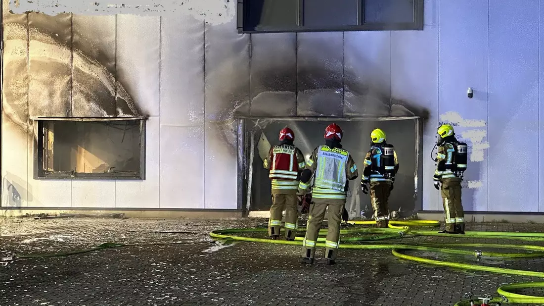 FW Alpen: Großbrand eines Gewerbebetriebes in Alpen - Bild: presseportal.de